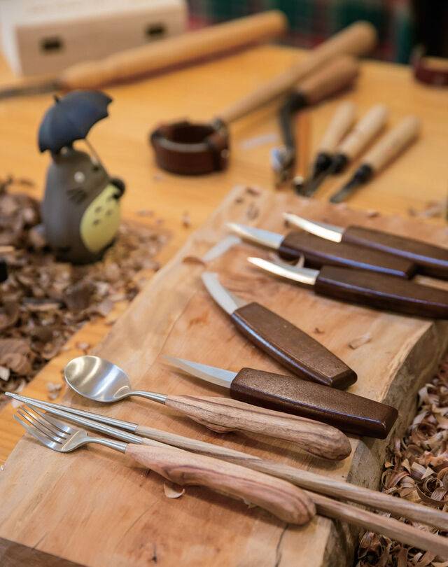 우드카빙으로 수저는 물론 칼도 만든다.