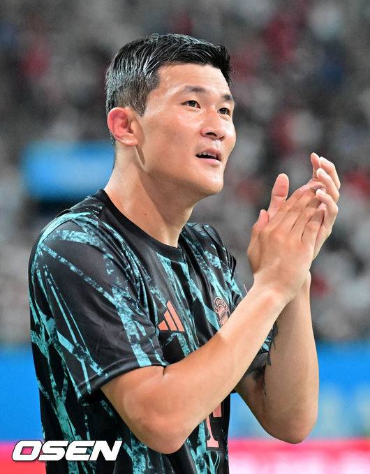 [OSEN=서울월드컵경기장, 조은정 기자] 김민재(28, 바이에른 뮌헨)가&nbsp;손흥민(32, 토트넘)에게 향하는 공을 깔끔하게 막아내는 장면은 쿠팡플레이 시리즈 2경기 하이라이트였다.뮌헨은 3일 오후 8시 서울월드컵경기장에서 열린 토트넘과 2024 쿠팡플레이 시리즈 2경기에서 2-1로 이겼다.1900년 창단&nbsp;이후 첫 방한으로 치른 경기에서 뮌헨은 승전고를 울렸다. 김민재가 손흥민을 상대로 판정승을 거뒀다.&nbsp;경기 종료 후 뮌헨 김민재가 팬들에게 인사를 하고 있다. 2024.08.03 /cej@osen.co.kr