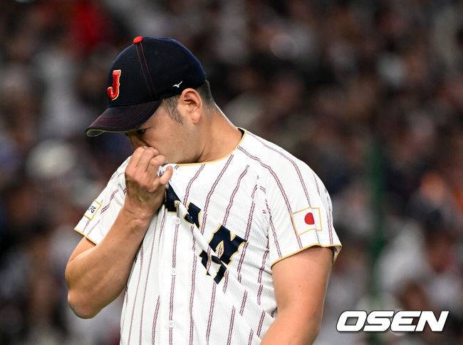 [OSEN=도쿄(일본), 손용호 기자] 7일 일본 도쿄돔에서 2026 월드베이스볼클래식(WBC) 조별리그 C조 대한민국과 일본의 경기가&nbsp;열렸다. 1회초 3실점을 허용한 일본 기쿠치가 아쉬워하고 있다. 2026.03.07&nbsp;/spjj@osen.co.kr