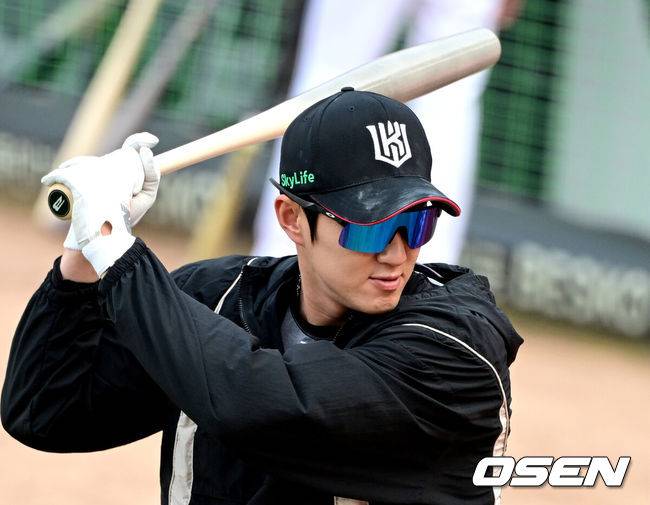 [OSEN=광주, 최규한 기자] 17일 오후 광주-기아 챔피언스필드에서 ‘2025 신한 SOL Bank KBO리그’ KIA 타이거즈와 KT 위즈의 경기가 열린다.홈팀 KIA는 양현종, 방문팀 KT는 윌리엄 쿠에바스를 선발투수로 내세운다.경기를 앞두고 진행된 훈련에서 KT 김민혁이 어뢰 배트로 스윙을 하고 있다. 이 어뢰 배트는 방망이 제작 업체가 테스트용으로 KIA 구단에 제공했다고 KIA 관계자는 전했다. 2025.04.17 / dreamer@osen.co.kr