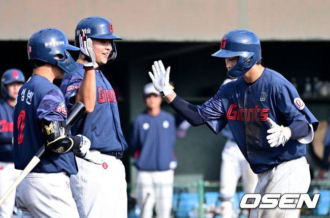 [OSEN=미야자키(일본), 지형준 기자] 3일 일본 미야자키현 아야초 니시키바루 야구장에서 SSG 랜더스와 롯데 자이언츠의 연습경기가 열렸다.전날 두 팀의 경기는 우천으로 취소됐다. 이날 SSG는 베니지아노, 롯데는 나균안을 선발로 내세웠다.9회초 롯데 이서준이 투런포를 날리며 기뻐하고 있다. 2026.03.03 /jpnews@osen.co.kr