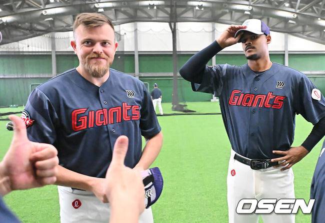 [OSEN=타이난(대만) , 이석우 기자] 프로야구 롯데 자이언츠가 31일(한국시간) 대만 타이난 아시아-태평양 국제야구센터에 스프링캠프를 차리고 구슬땀을 흘렸다.김태형 감독 등&nbsp;코치진과 투수&nbsp;20명,&nbsp;포수&nbsp;5명,&nbsp;내야수&nbsp;9명,&nbsp;외야수&nbsp;7명 등 총&nbsp;41명의 선수단이 1월 20일까지 1차 캠프에서 체력 강화와 기술 훈련을 치른 뒤 21일부터 3월 5일까지 일본 미야자키로 옮겨 2차 캠프에서 구춘리그에 참가해 실전 감각을 점검한다.롯데 새 외국인 투수 비슬리, 로드리게스(왼쪽부터)가 김상진 코치와 얘기하고 있다. 2026.01.31 / foto0307@osen.co.kr