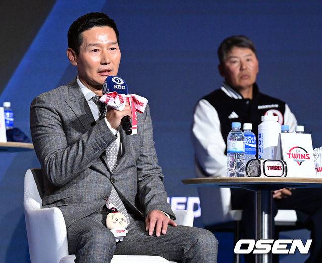 [OSEN=조은정 기자] 2026 신한 SOL KBO 리그 미디어데이&팬페스트 행사가 26일 서울 송파구 롯데호텔 월드에서 열렸다.2026 KBO 리그 정규 시즌은 오는 28일 인천(KIA-SSG), 잠실(LG-KT), 대구(삼성-롯데), 창원(NC-두산), 대전(한화-키움) 등 5개 구장에서 개막한다.&nbsp;LG 염경엽 감독이 출사표를 던지고 있다. 2026.03.26 /cej@osen.co.kr