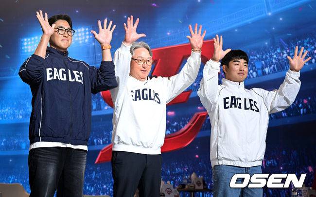 [OSEN=조은정 기자] 2026 신한 SOL KBO 리그 미디어데이&팬페스트 행사가 26일 서울 송파구 롯데호텔 월드에서 열렸다.2026 KBO 리그 정규 시즌은 오는 28일 인천(KIA-SSG), 잠실(LG-KT), 대구(삼성-롯데), 창원(NC-두산), 대전(한화-키움) 등 5개 구장에서 개막한다.&nbsp;한화 채은성, 김경문 감독, 문현빈이 포즈를 취하고 있다. 2026.03.26 /cej@osen.co.kr