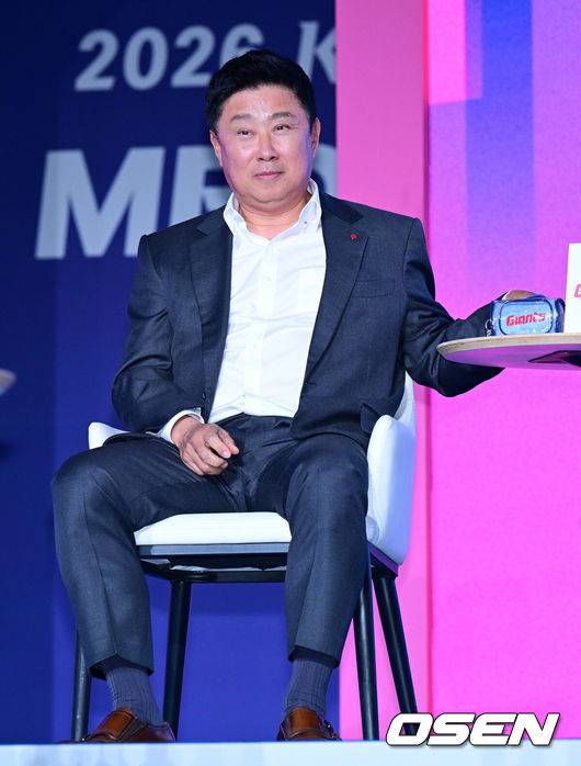 [OSEN=지형준 기자] 2026 신한 SOL KBO 리그 미디어데이&팬페스트 행사가 26일 서울 송파구 롯데호텔 월드에서 열렸다.2026 KBO 리그 정규 시즌은 오는 28일 인천(KIA-SSG), 잠실(LG-KT), 대구(삼성-롯데), 창원(NC-두산), 대전(한화-키움) 등 5개 구장에서 개막한다.&nbsp;롯데 김태형 감독이 질문에 답을 하고 있다. 2026.03.26&nbsp;/ jpnews@osen.co.kr