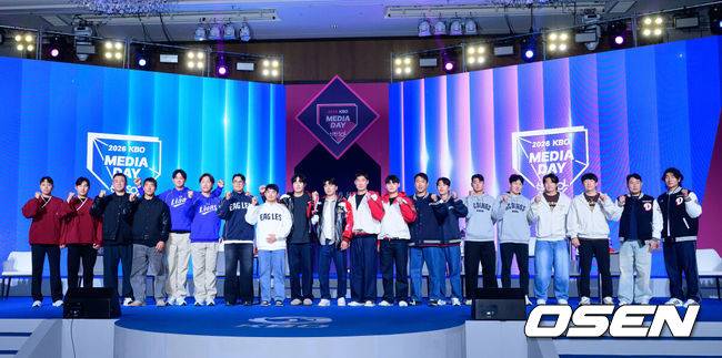 [OSEN=지형준 기자] 2026 신한 SOL KBO 리그 미디어데이&팬페스트 행사가 26일 서울 송파구 롯데호텔 월드에서 열렸다.2026 KBO 리그 정규 시즌은 오는 28일 인천(KIA-SSG), 잠실(LG-KT), 대구(삼성-롯데), 창원(NC-두산), 대전(한화-키움) 등 5개 구장에서 개막한다.&nbsp;10개 구단 선수들이 포토타임을 하고 있다. 2026.03.26&nbsp;/ jpnews@osen.co.kr