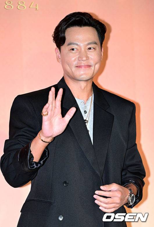 [OSEN=최규한 기자] 26일 오후 서울 삼청동 뮤지엄한미에서 이탈리아 하이 주얼리 브랜드 전시 기념행사가 열렸다. 이날 행사에는 김남주, 김지원, 이서진, 세븐틴 민규, 김나영, 하정우, 설인아 등이 참석해 자리를 빛냈다.배우 이서진이 행사에 참석해 포토타임을 하고 있다. 2024.09.26 / dreamer@osen.co.kr