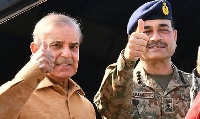 파키스탄의 셰바즈 샤리프 총리(왼쪽)와 아심 무니르 국방군 총사령관. 도널드 트럼프 미국 대통령은 최근 두 사람을 가리켜 “훌륭한 총리와 훌륭한 장군”이라며 “내가 정말 존경하는 두 사람”이라고 말했다. 파키스탄 정부에 대한 신뢰와 지지를 드러낸 것으로 풀이된다. 로이터연합