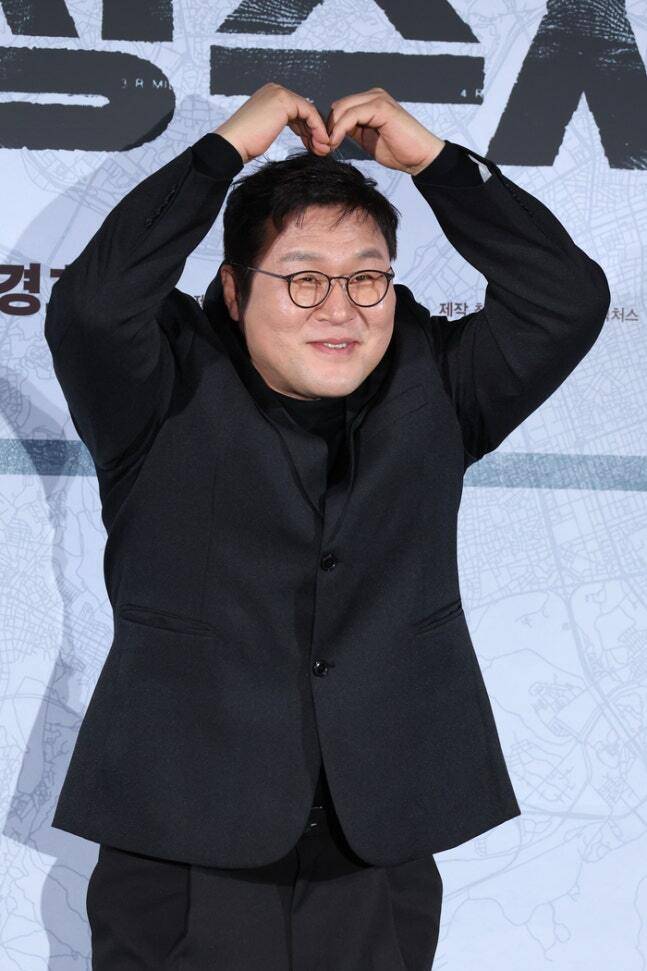 지난 25일 영화 ‘끝장수사’ 기자간담회에서 인사하는 윤경호. 연합뉴스