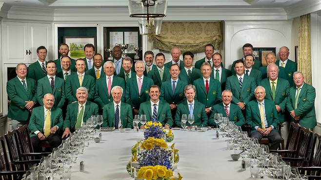 2023년 마스터스 챔피언스 디너에 참석한 타이거 우즈(세 번째 줄 왼쪽에서 두 번째). 마스터스 공식 홈페이지