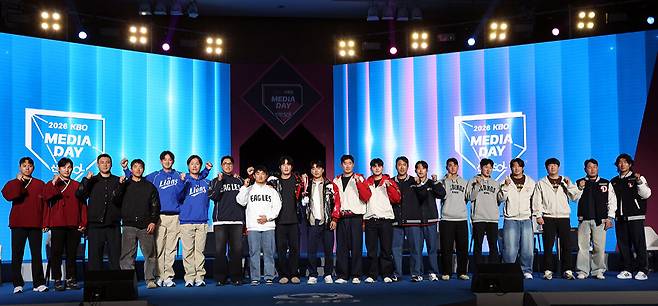 26일 오후 서울 잠실 롯데호텔 월드에서 열린 2026 신한 SOL KBO 리그 미디어데이&팬페스트’에서 10개 구단 선수들이 파이팅을 외치고 있다. 뉴스1