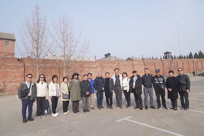 안중근 의사 116주기 추모식 참석차 방중한 종교계 인사들이 옛 뤼순 감옥 앞에서 기념촬영을 위해 잠시 포즈를 취하고 있다. 종협 제공