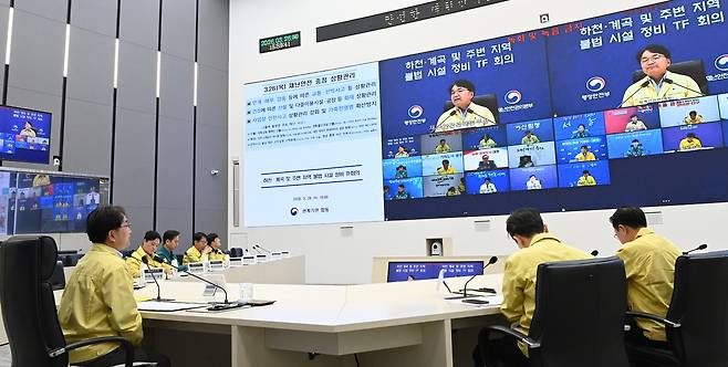 김광용 행정안전부 재난안전관리본부장이 26일 정부세종청사 중앙재난안전상황실에서 하천·계곡 및 주변 지역 불법시설 정비 범정부 협의체(TF) 2차 회의를 주재하며, 재조사 현황을 중간점검하고 있다. 행안부 제공