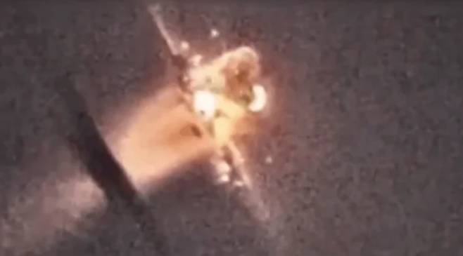 2026년 3월 18일 이스라엘이 카스피해 반다르 안잘리 해안을 공격해 화재가 발생한 모습. 이스라엘 국방부 제공