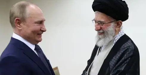 2021년 7월 블라디미르 푸틴 러시아 대통령(왼쪽)과  아야톨라 세예드 알리 하메네이 당시 이란 최고 지도자(오른쪽)가 만난 모습