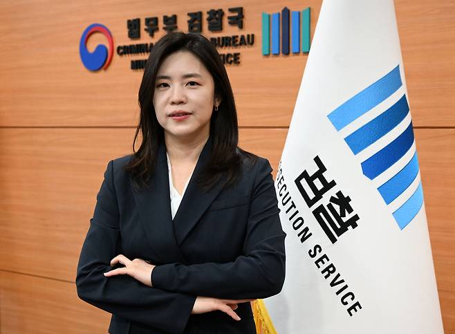 마약왕’ 박왕열의 국내 송환 과정을 총괄한 이지연 법무부 국제형사과장이 25일 정부과천청사 법무부에서 서울경제신문과 인터뷰하기에 앞서 포즈를 취하고 있다. 성형주 기자