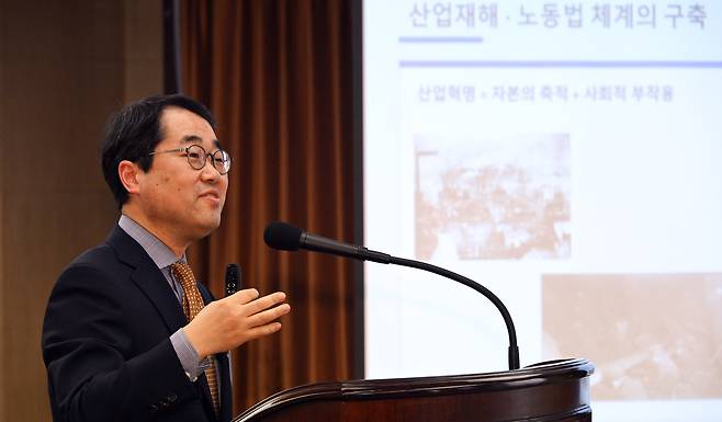 권혁 고려대 노동대학원 교수(고용노동부 산업안전 자문위원)가 25일 한국프레스센터에서 열린 서울경제신문·법무법인 광장 주최 ‘산업 안전, 선택 아닌 필수’ 공동 세미나에서 ‘산재 예방의 실효성 제고를 위한 입법 정책적 과제’를 주제로 발표하고 있다. 오승현 기자