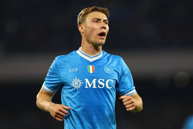 덴마크 축구대표팀 공격수 라스무스 호일룬(나폴리)이 6일 이탈리아 나폴리 스타디오 디에고 아르만도 마라도나 경기장에서 열린 토리노전에서 경기를 소화하고 있다. 로이터연합뉴스