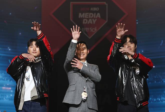 LG 트윈스의 박해민(왼쪽부터), 염경엽 감독, 임찬규가 26일 서울 송파구 롯데호텔 월드에서 진행된 ‘2026 신한 SOL KBO리그 미디어데이’에서 팀 세리머니를 선보이고 있다. 연합뉴스