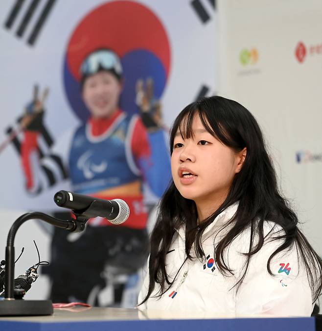김윤지가 26일 서울 송파구 올림픽회관에서 열린 기자회견에서 기자들의 질문에 답하고 있다. 사진 제공=대한장애인체육회