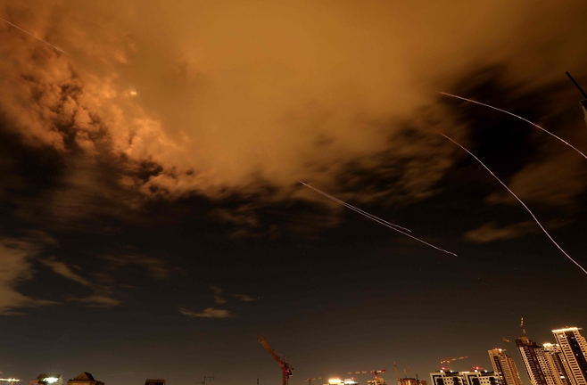 이란 미사일 공격 받은 이스라엘 도시 네타냐 상공, 연합뉴스