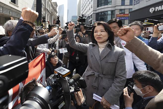 국민의힘 대구시장 공천에서 컷오프된 이진숙 전 방송통신위원장이 3월24일 서울 국민의힘 당사를 찾아 기자회견을 가진 뒤 지지자들과 구호를 외치고 있다. ⓒ시사IN 이명익