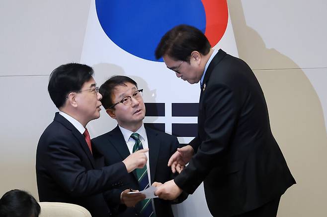 우원식 국회의장(오른쪽)과 한병도 더불어민주당 원내대표(가운데), 송언석 국민의힘 원내대표가 3월12일 국회에서 열린 3월 임시국회 본회의에서 심의 안건 순서와 관련해 대화를 나누고 있다. ⓒ연합뉴스