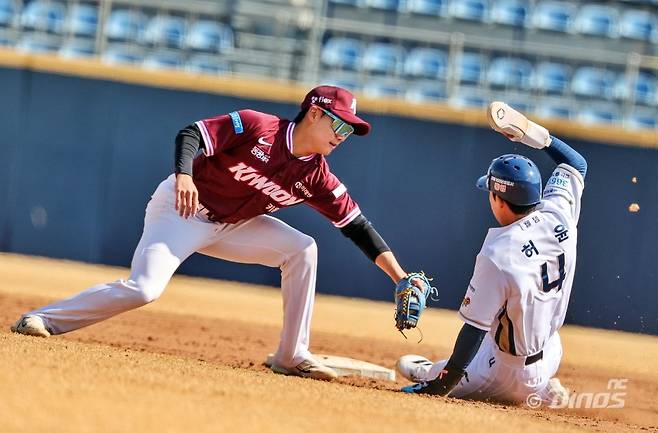 NC 허윤(4번)은 ‘2026 신한 SOL KBO리그’ 시범경기서 도루 5개를 하며 해당 부문 전체 1위에 올랐다. 그는 주루 스페셜리스트로 활약을 예고했다. 사진제공｜NC 다이노스