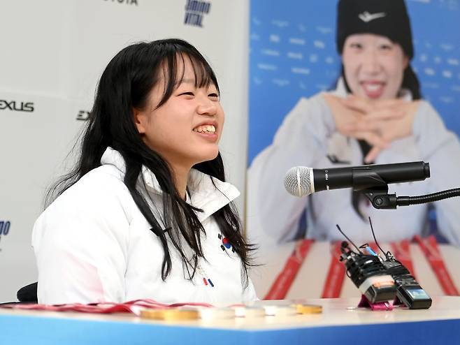 김윤지가 26일 서울 송파구 올림픽회관에서 열린 기자회견에 환하게 웃으며 취재진의 질문에 답하고 있다. 사진제공｜대한장애인체육회