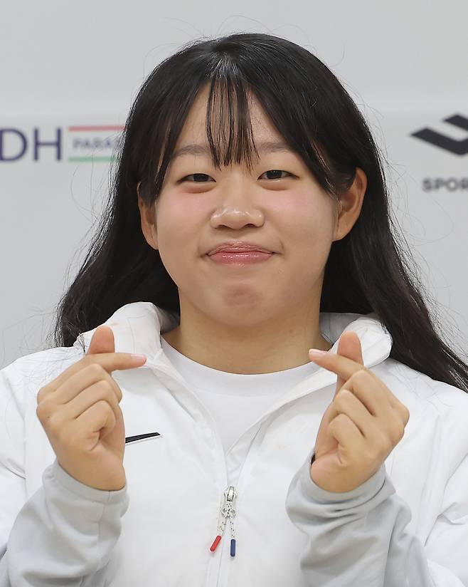 처음 출전한 2026 밀라노·코르티나담페초 동계 패럴림픽에서 5개 메달을 거머쥐며 한국 장애인 체육의 ‘간판스타’로 거듭난 김윤지가 26일 서울 송파구 올림픽회관에서 열린 대한민국 선수단 MVP 기자회견에서 포즈를 취하고 있다. 2026.3.26 연합뉴스