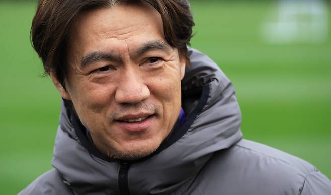 ▲ 홍명보 감독이 영국 밀턴케인스에서 진행중인 3월 유럽 평가전 훈련을 진행하면서 환하게 미소 짓고 있다 ⓒ연합뉴스