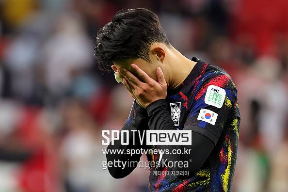 ▲ 카타르에서 열렸던 아시안컵에서 준결승전 패배 후 손흥민이 고개를 떨궜다. 마지막 불꽃이 될 수도 있는 사우디아라비아 아시안컵 조 추첨이 불안한 중동 정세로 연기됐다