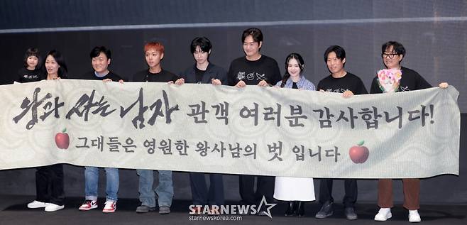 (서울=뉴스1) 권현진 기자 = 영화 '왕과 사는 남자'의 배우 박지윤(왼쪽부터)과 김수진, 이준혁, 박지훈, 김민, 유지태, 전미도, 유해진, 장항준 감독이 17일 서울 강남구 코엑스 메가박스에서 1,300만 관객 돌파를 기념해 무대 인사를 하고 있다. 2026.3.17/뉴스1 Copyright (C) 뉴스1. All rights reserved. 무단 전재 및 재배포, AI학습 이용 금지. /사진=(서울=뉴스1) 권현진 기자