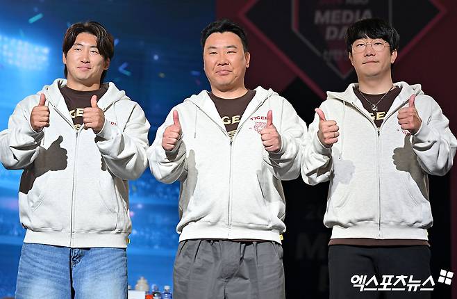 26일 오후 서울 송파구 롯데호텔 월드에서 열린 ‘2026 신한은행 SOL KBO’ 미디어데이, KIA 나성범, 이범호 감독, 양현종이 포즈를 취하고 있다. 잠실, 김한준 기자