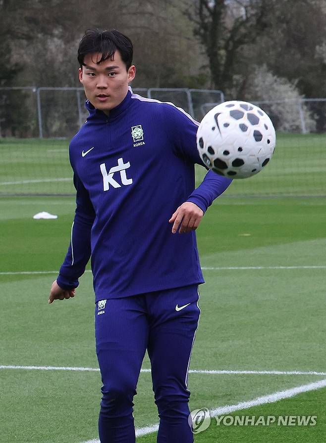 훈련하는 오현규 (밀턴킨스[영국]=연합뉴스) 최재구 기자 = 코트디부아르전을 앞둔 한국 축구 국가대표팀의 오현규가 24일(현지시간) 영국 런던 북서쪽 밀턴킨스에서 팀동료들과 훈련하고 있다. 2026.3.25 jjaeck9@yna.co.kr