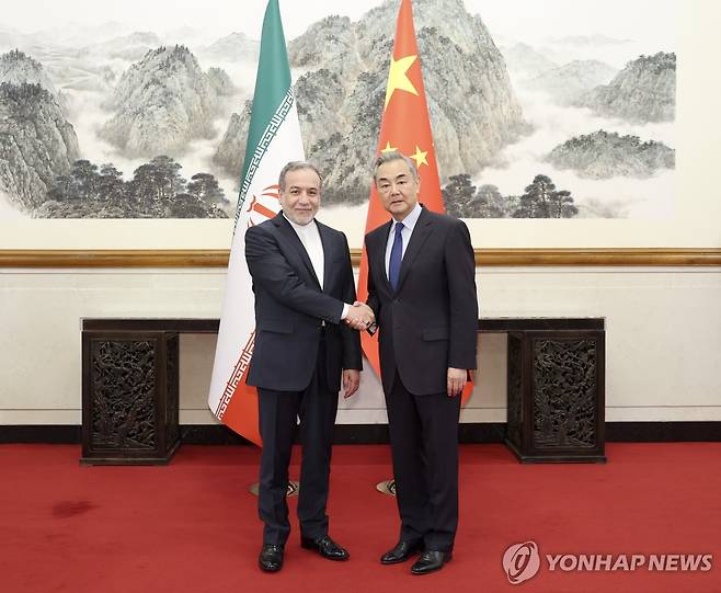 작년 베이징에서 만난 아바스 아라그치 이란 외무장관과 왕이 중국 외교부장 [신화·EPA 연합뉴스 자료사진. 재판매 및 DB 금지]