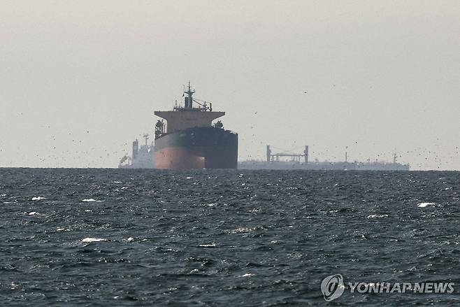 호르무즈 해협 인근을 항해하는 화물선 [로이터=연합뉴스 자료사진. 재판매 및 DB 금지]