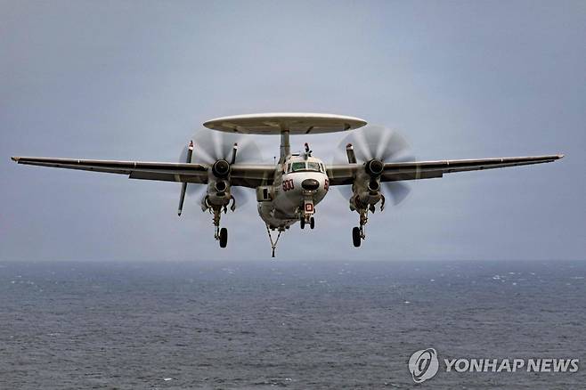 미 항공모함 제럴드포드호에 착륙하는 호크아이 조기경보기 [AFP=연합뉴스 자료사진. 재판매 및 DB 금지]