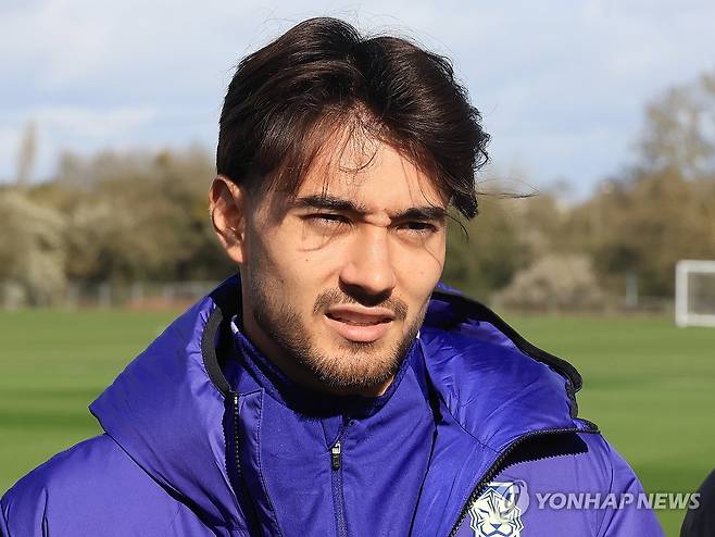 인터뷰하는 카스트로프 (밀턴킨스[영국]=연합뉴스) 최재구 기자 = 코트디부아르전을 앞둔 한국 축구 국가대표팀의 카스트로프가 25일(현지시간) 영국 런던 북서쪽 밀턴킨스 MK돈스 훈련장에서 훈련에 앞서 인터뷰하고 있다. 2026.3.26 jjaeck9@yna.co.kr