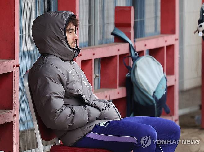 훈련 지켜보는 카스트로프 (밀턴킨스[영국]=연합뉴스) 최재구 기자 = 코트디부아르전을 앞둔 한국 축구 국가대표팀의 카스트로프가 24일(현지시간) 영국 런던 북서쪽 밀턴킨스에서 휴식하며 팀훈련을 지켜보고 있다. 2026.3.25 jjaeck9@yna.co.kr