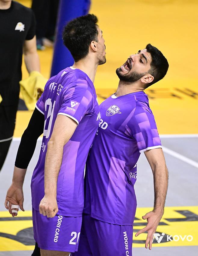 우리카드의 아라우조(왼쪽)와 알리  [한국배구연맹 제공. 재판매 및 DB 금지]