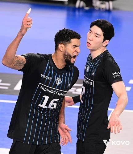 현대캐피탈의 쌍포인 레오(왼쪽)와 허수봉 [한국배구연맹 제공. 재판매 및 DB 금지]