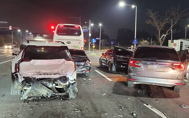 제주서 차량 5대 잇따라 부딪쳐 [제주도소방안전본부 제공, 재판매 및 DB 금지]