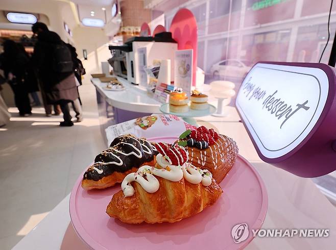 CU, 성수동에 디저트 특화 편의점 오픈 (서울=연합뉴스) 이재희 기자 = 12일 서울 성동구에 오픈한 디저트 특화 편의점 'CU 성수디저트파크점'에서 취재진이 매장을 둘러보고 있다. 이곳은 일반 편의점 대비 디저트 상품의 구색을 30%가량 더 강화한 것이 특징이다. 2026.2.12 scape@yna.co.kr