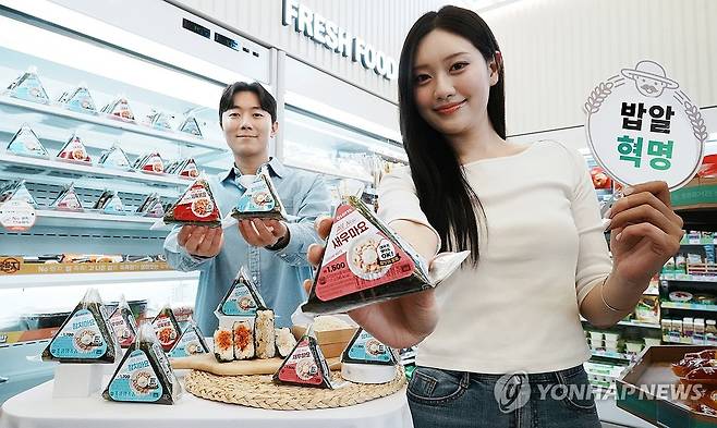 세븐일레븐, '라이스 프로젝트' 선보여 (서울=연합뉴스) 편의점 세븐일레븐이 일본 방문을 통해 세븐일레븐 인터내셔널과의 협력관계를 기반으로 1년여 간의 연구 개발로 밥 품질을 개선한 '라이스 프로젝트'를 선보인다고 24일 밝혔다. 모델들이 라이스 프로젝트를 소개하고 있다. 2026.3.24 [세븐일레븐 제공. 재판매 및 DB 금지] photo@yna.co.kr