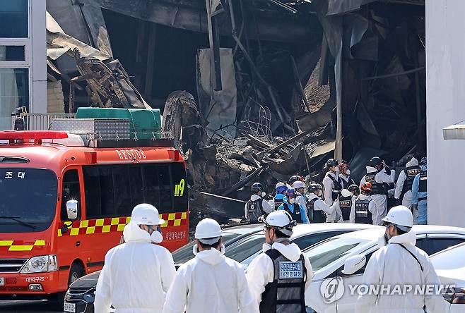 사상자 발생한 현장 화재감식 (대전=연합뉴스) 김준범 기자 = 23일 오전 74명의 사상자가 발생한 대전 대덕구 안전공업에서 화재 원인 등을 규명하기 위한 합동감식이 진행되고 있다. 2026.3.23 psykims@yna.co.kr