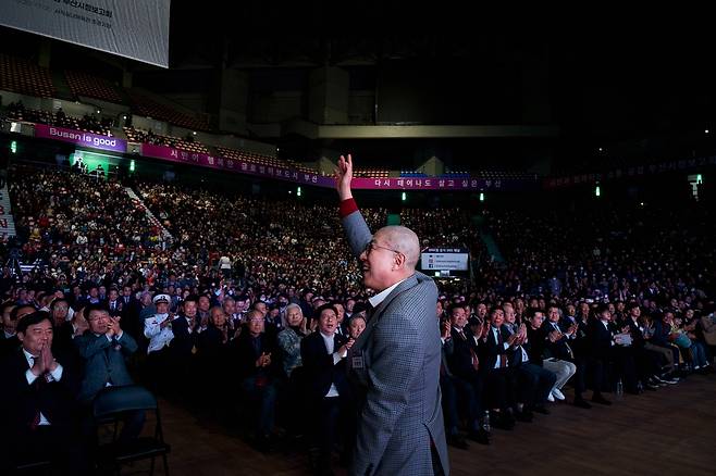 24일 시정보고회에서 손 흔드는 박형준 부산시장 [부산시 제공. 재판매 및 DB 금지]