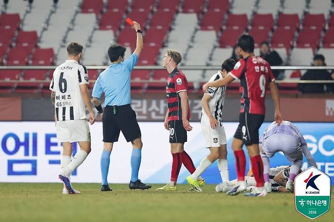 레드 카드를 받는 포항의 트란지스카 [한국프로축구연맹 제공. 재판매 및 DB 금지]