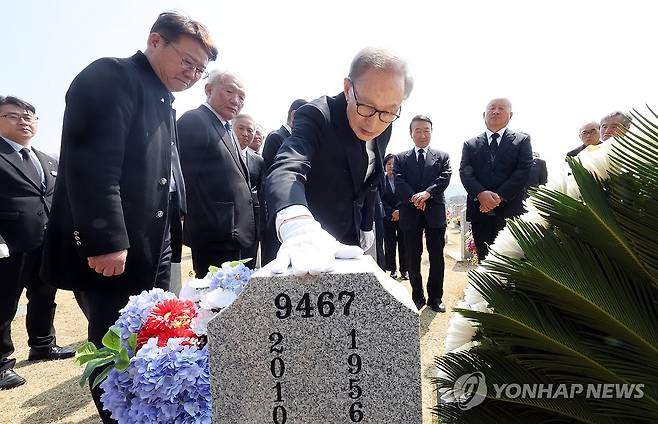 천안함 묘역 둘러보는 이명박 전 대통령 (대전=연합뉴스) 이주형 기자 = 이명박 전 대통령이 26일 국립대전현충원 천안함 46용사 묘역을 찾아 참배 후 묘비를 살펴보고 있다. 2026.3.26 coolee@yna.co.kr