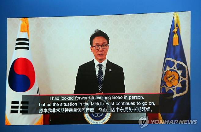 김민석, 中보아오포럼 영상 기조연설 (보아오[하이난]=연합뉴스) 한종구 특파원 = 26일 오전 중국 하이난성 보아오에서 열린 보아오포럼 개막식에서 김민석 국무총리가 영상으로 기조연설을 하고 있다. 2026.3.26. jkhan@yna.co.kr